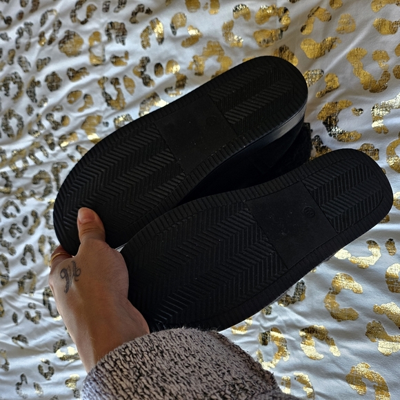 Like New Guess Womens Shoe Size 6 Black Fur Ugg Style Gold Detailings Booties - Picture 3 of 6